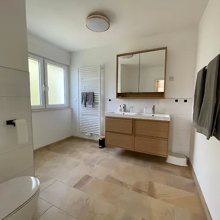 Gemuetliche Gaestewohnung, Zentral, Mit Blick In 아파트