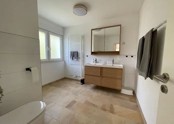 Gemuetliche Gaestewohnung, Zentral, Mit Blick In Appartamento